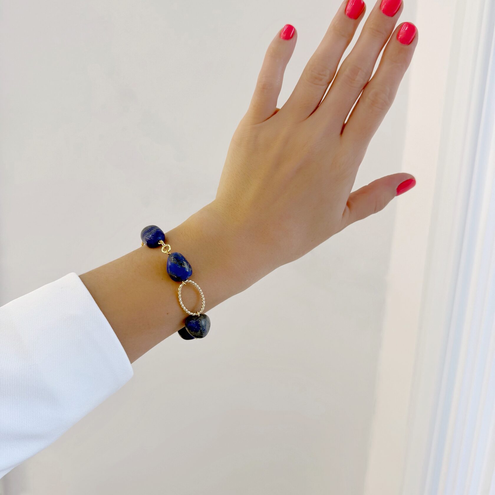 Браслет из лазурита, камни бочонки в позолоченной фурнитуре