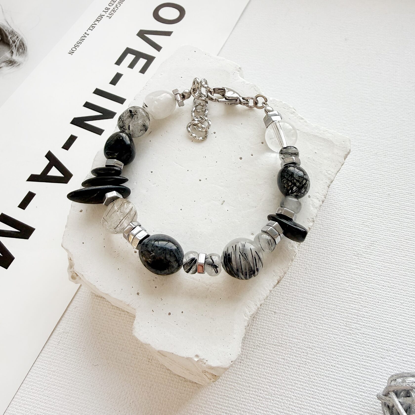 Браслет из турмалинового кварца, гиперстена, гематита и горного хрусталя