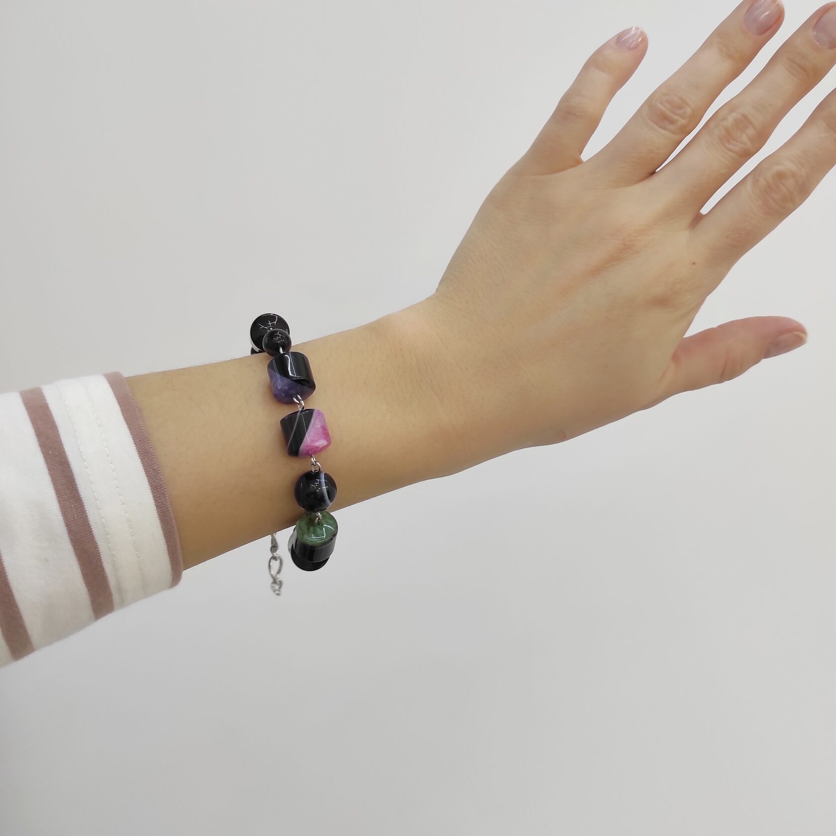 Цветной браслет из бочонков агата с включением кварца Уценка