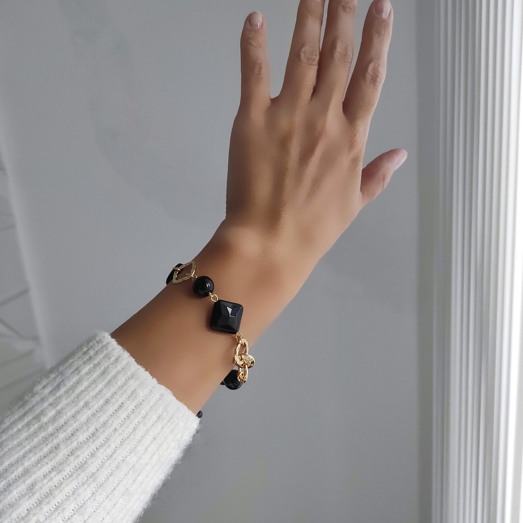 Браслет с чёрным агатом ромб в позолоченной фурнитуре