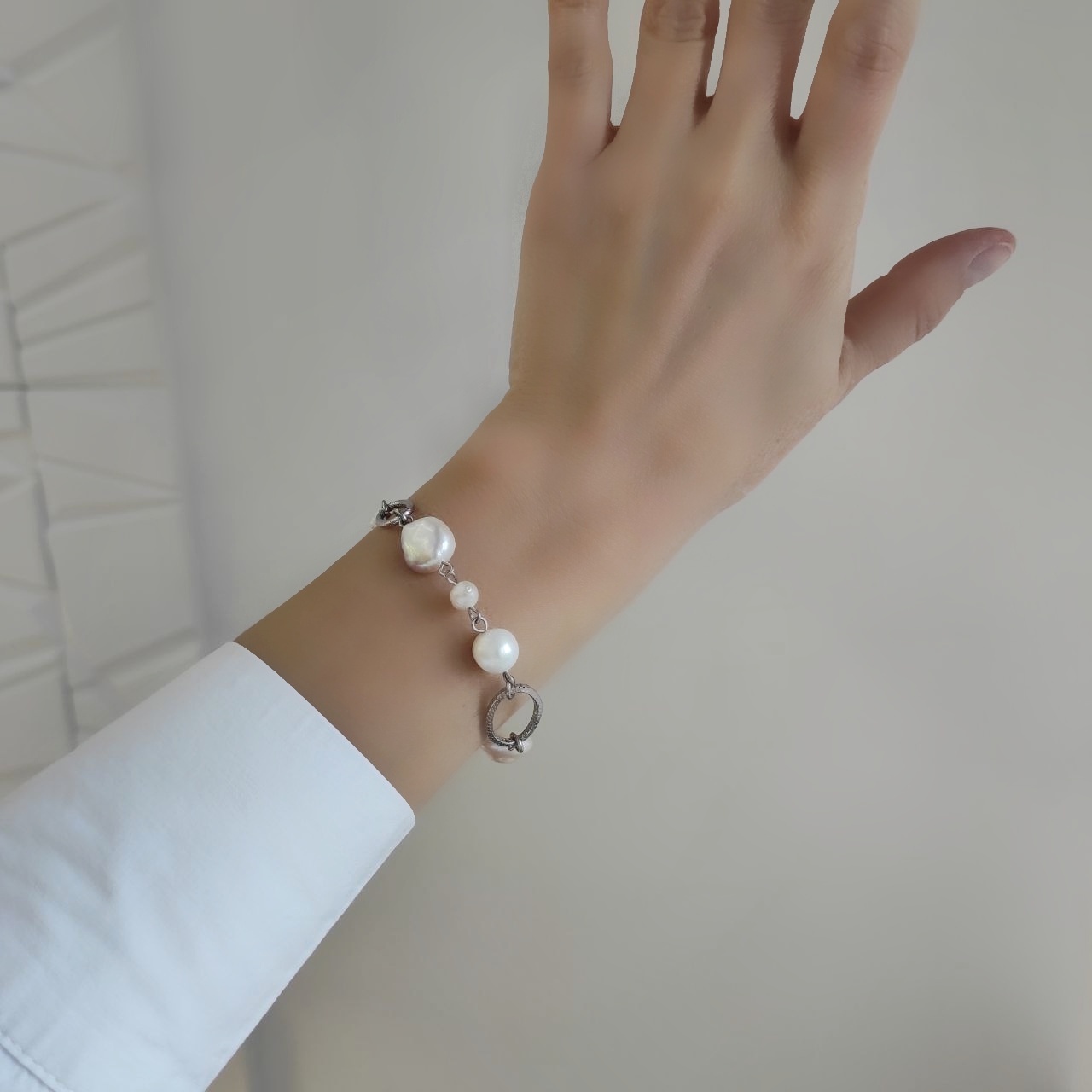 Браслет с барочным жемчугом в фурнитуре из стали Уценка