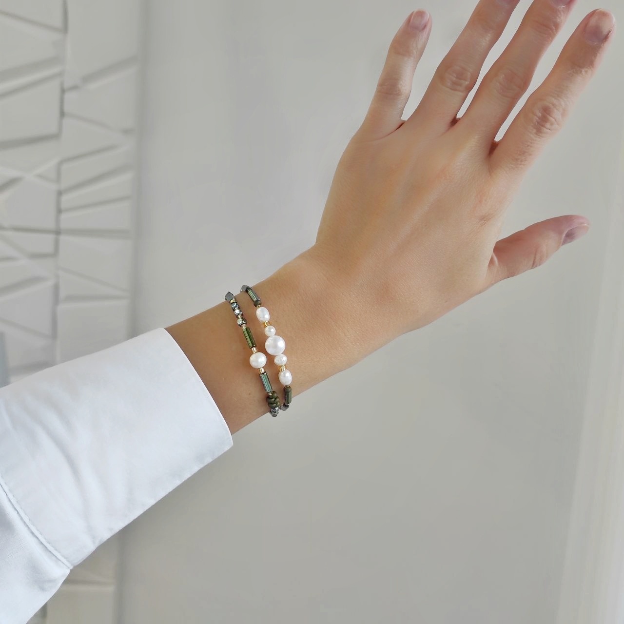 Браслет из жемчуга и гематита зелёные оттенки