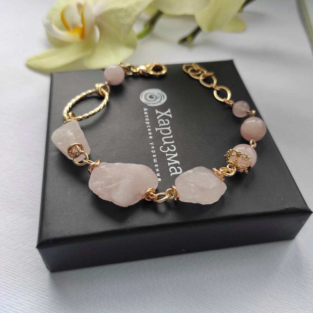Браслет с необработанным розовым кварцем в позолоченной фурнитуре