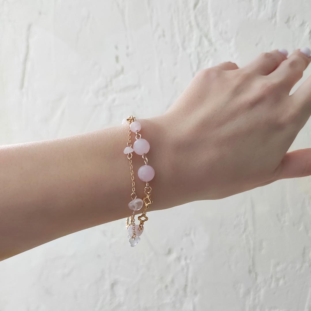 Браслет с розовым кварцем в позолоченной фурнитуре в 2 слоя