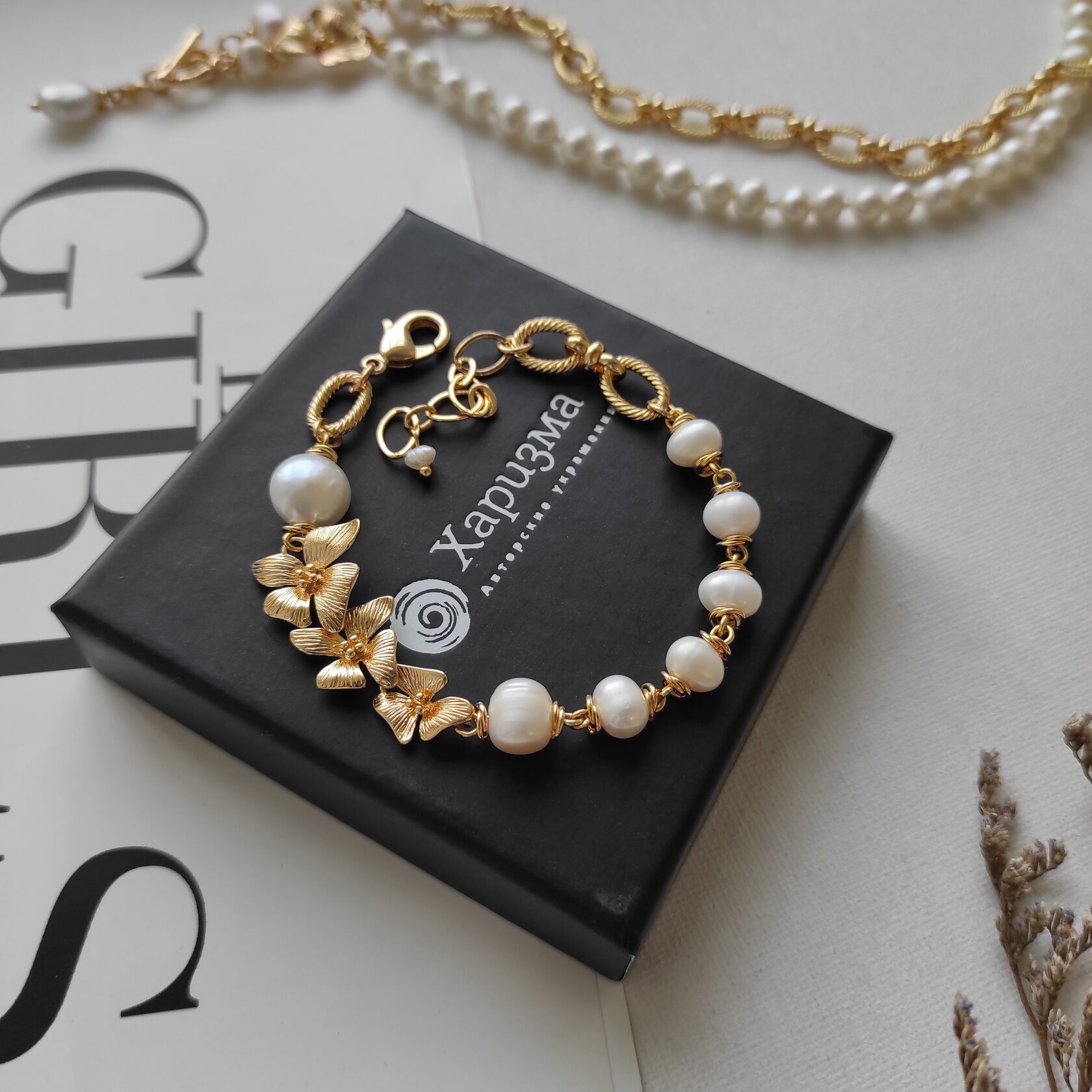 Браслет с жемчугом и орхидеями в позолоченой фурнитуре