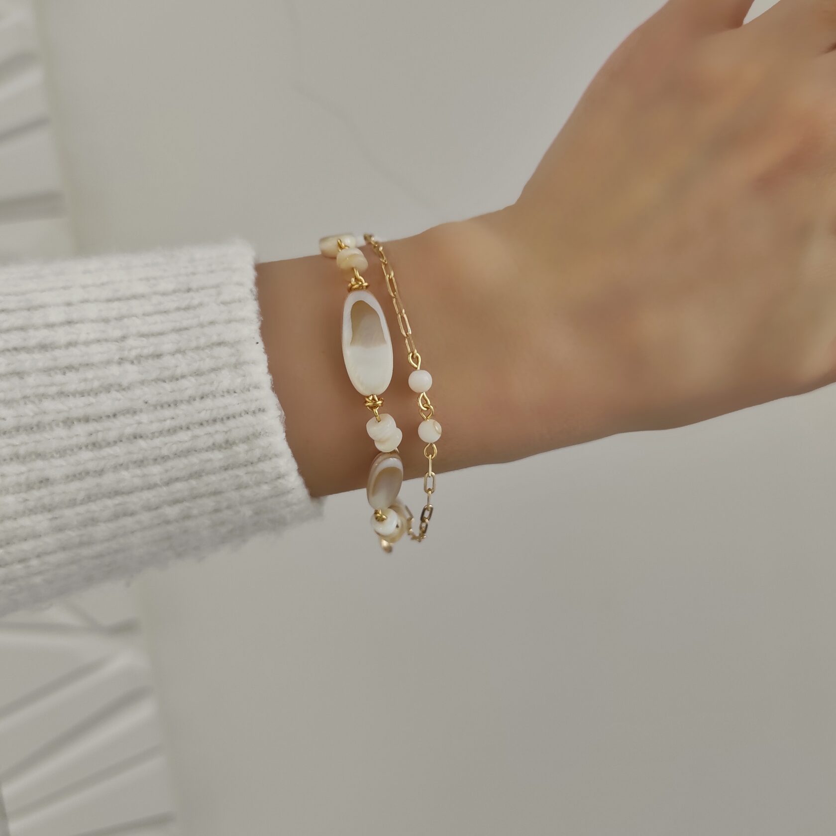 Браслет с перламутром белых и бежевых оттенков