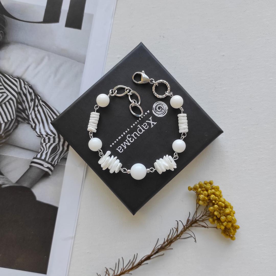 Браслет с белым кораллом и перламутром Тридакна