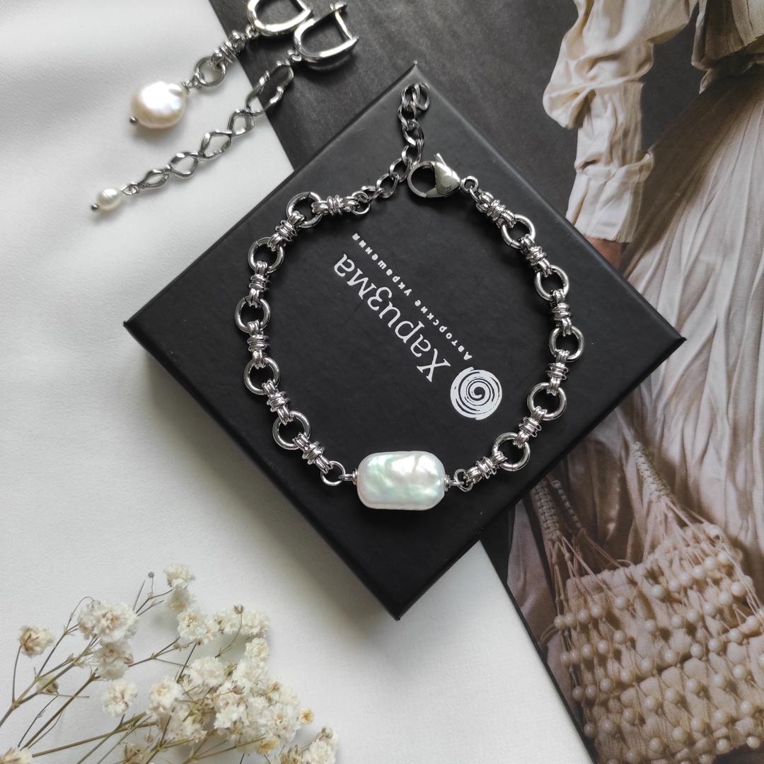 Браслет с барочной жемчужиной в белом металле