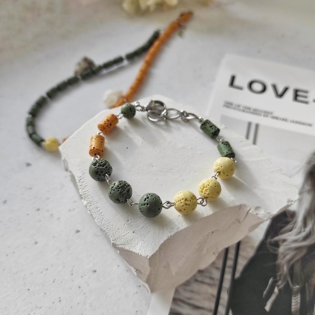 Браслет из вулканита темно-зелёные + оранжевые оттенки