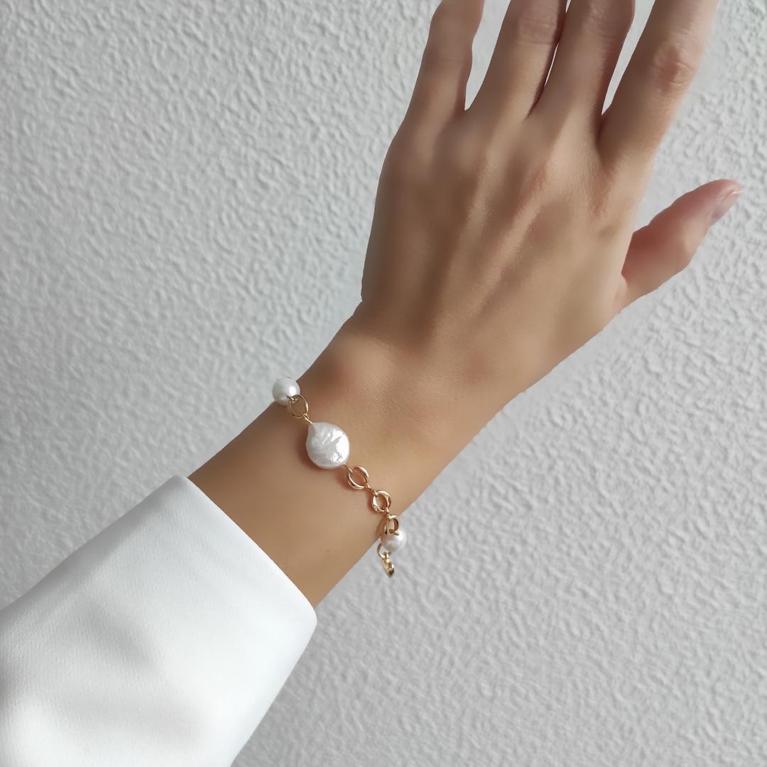 Браслет с барочным жемчугом и сердечком в позолоченой фурнитуре