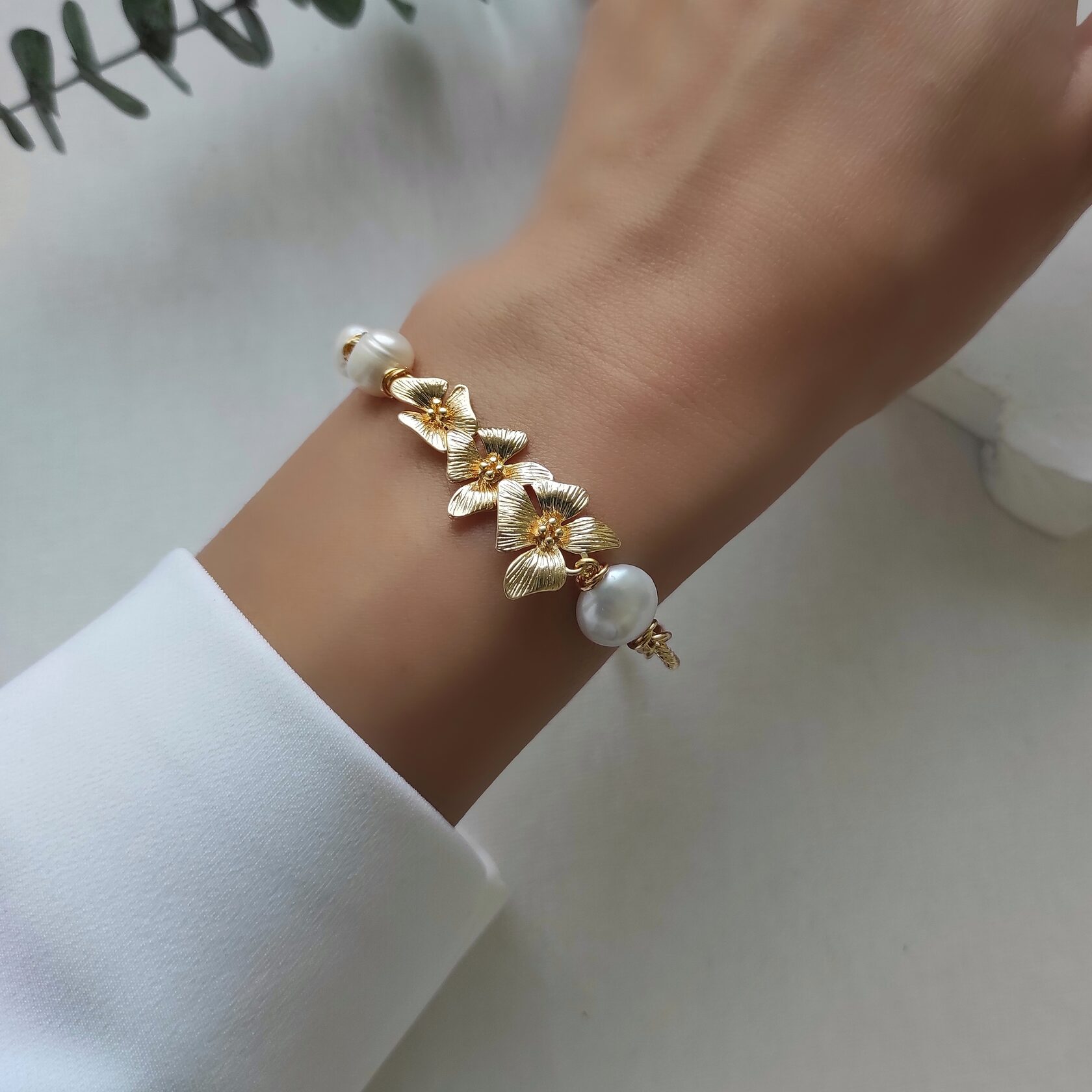Браслет с жемчугом и орхидеями в позолоченной фурнитуре Уценка