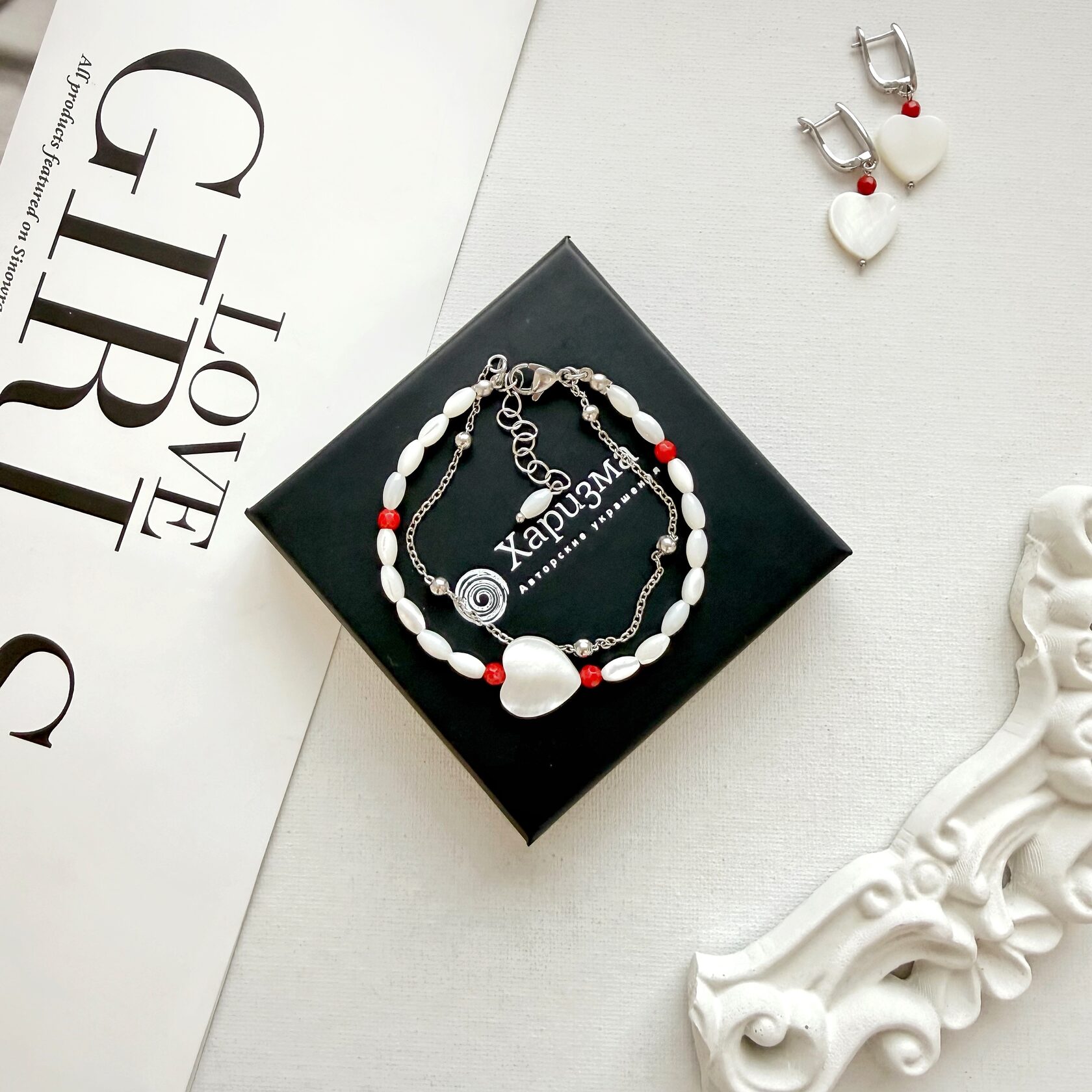 Браслет с сердечком из перламутра и красным кораллом