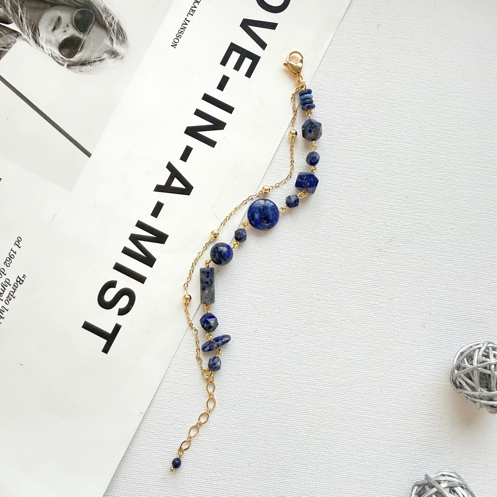 Браслет из лазурита, камни разной формы в позолоченной фурнитуре