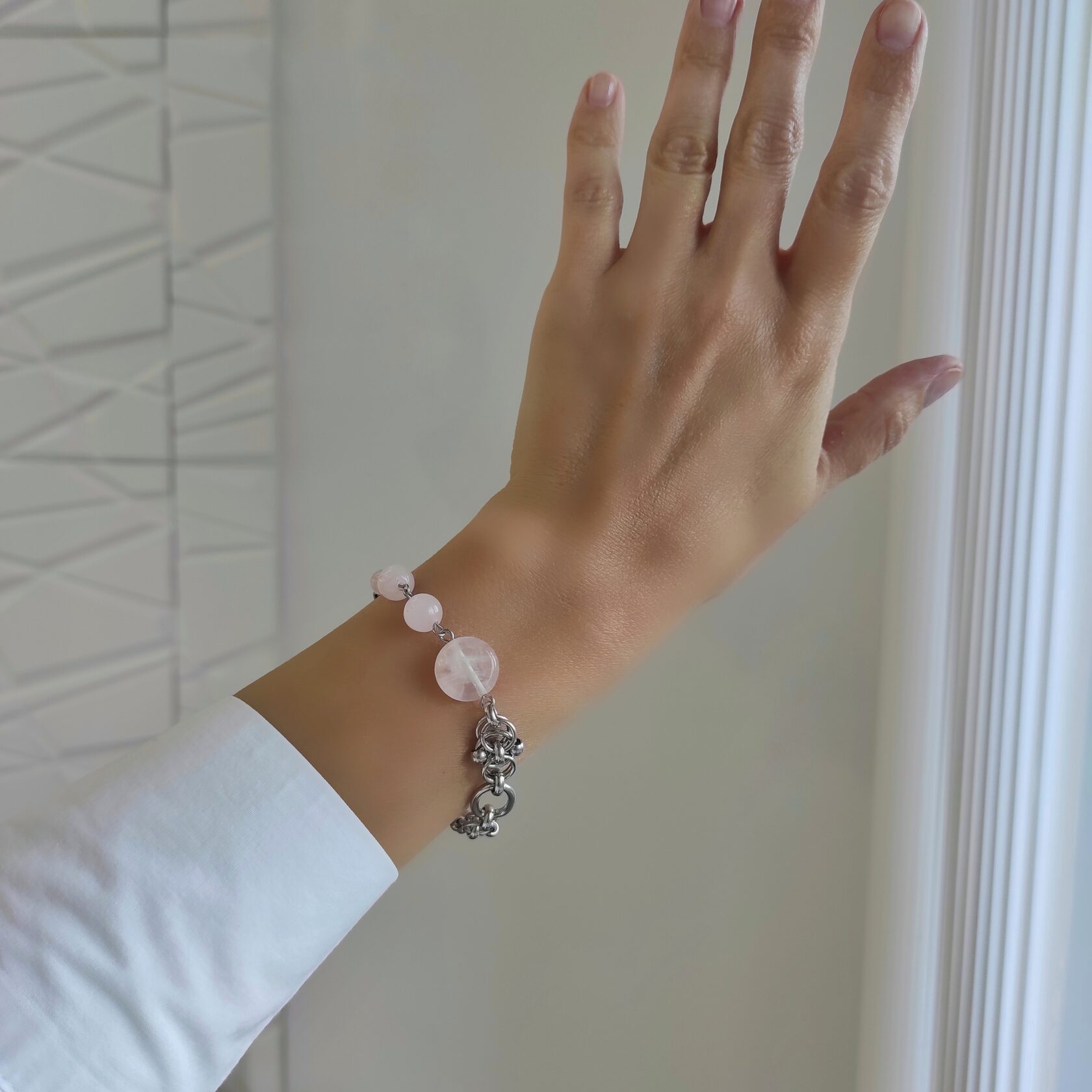 Браслет с розовым кварцем в фурнитуре из стали