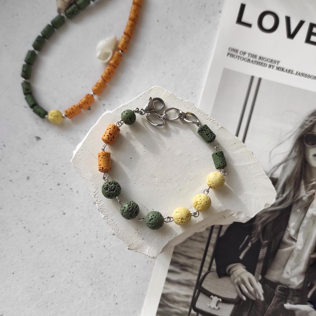 Браслет из вулканита темно-зелёные + оранжевые оттенки