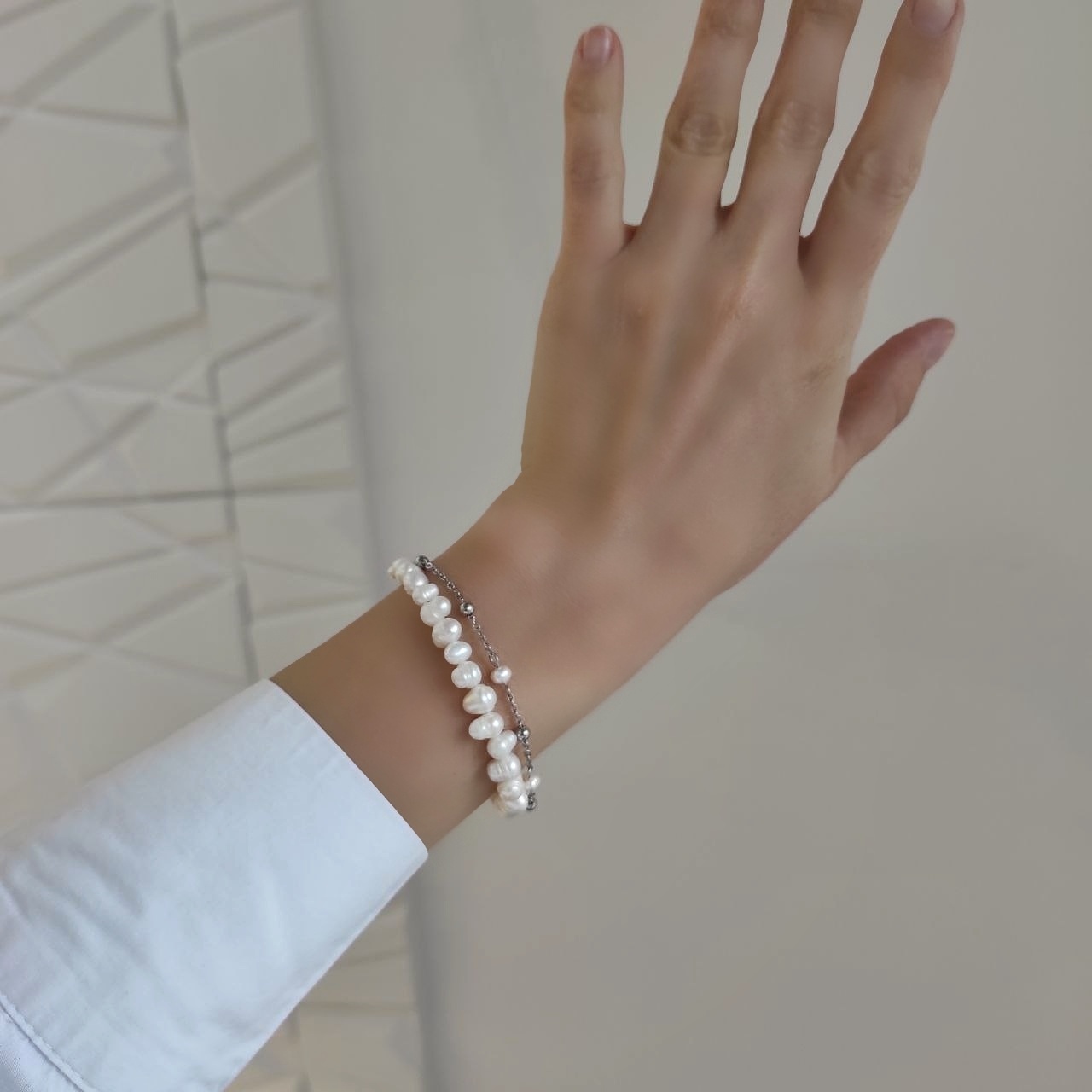 Браслет с жемчугом и цепочкой в фурнитуре из стали Уценка