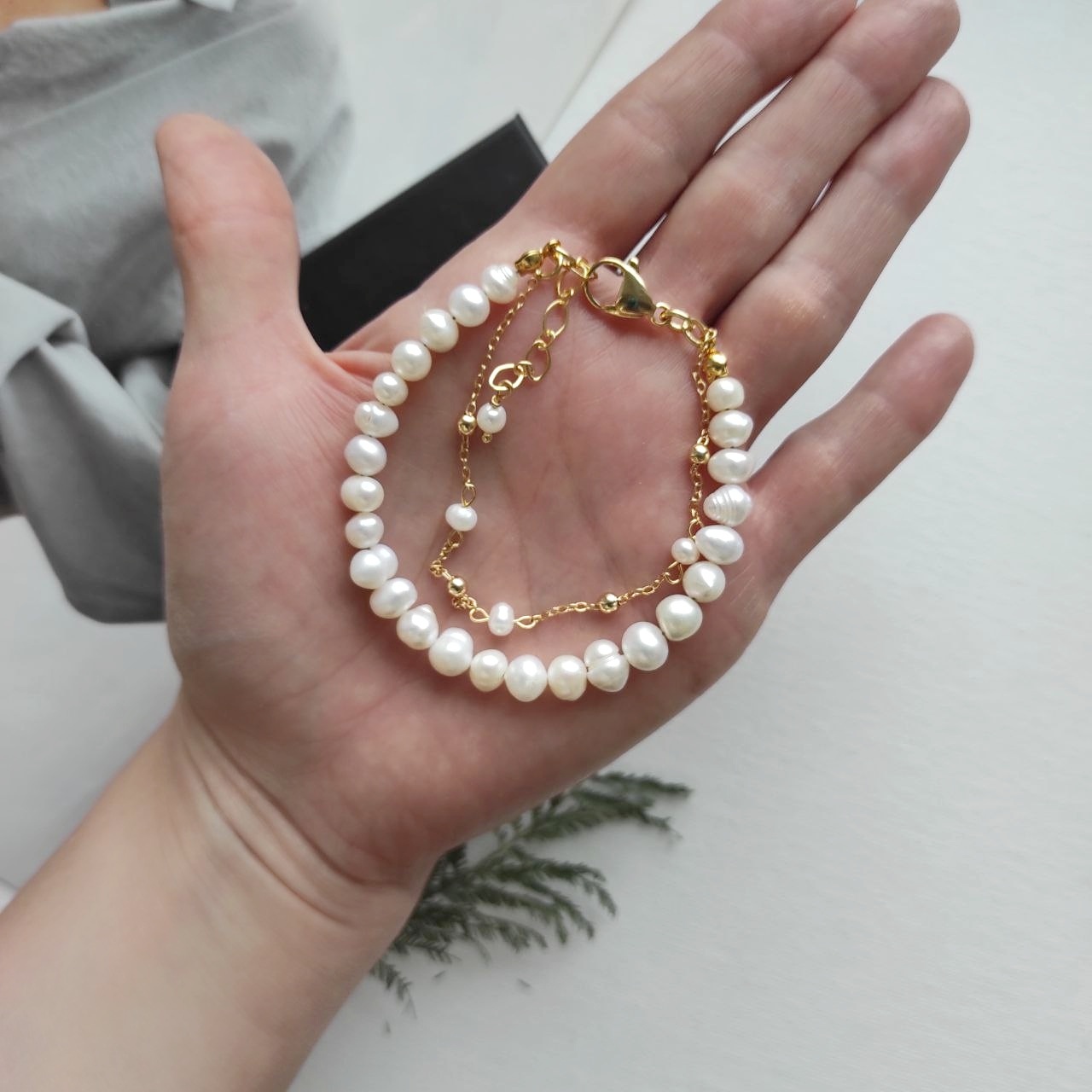 Браслет с жемчугом и цепочкой в позолоченной фурнитуре Уценка