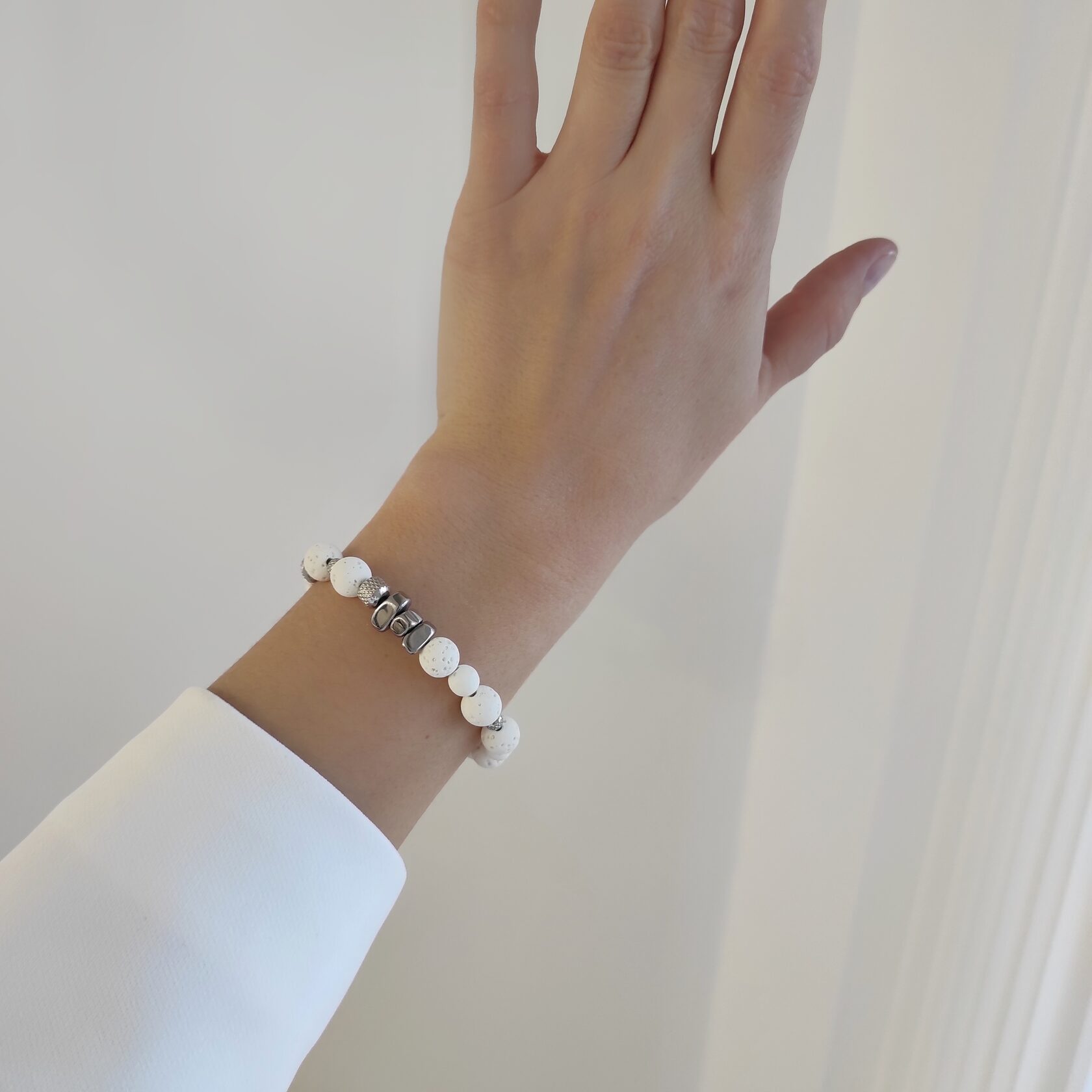 Браслет из белого вулканита, серебристого гематита