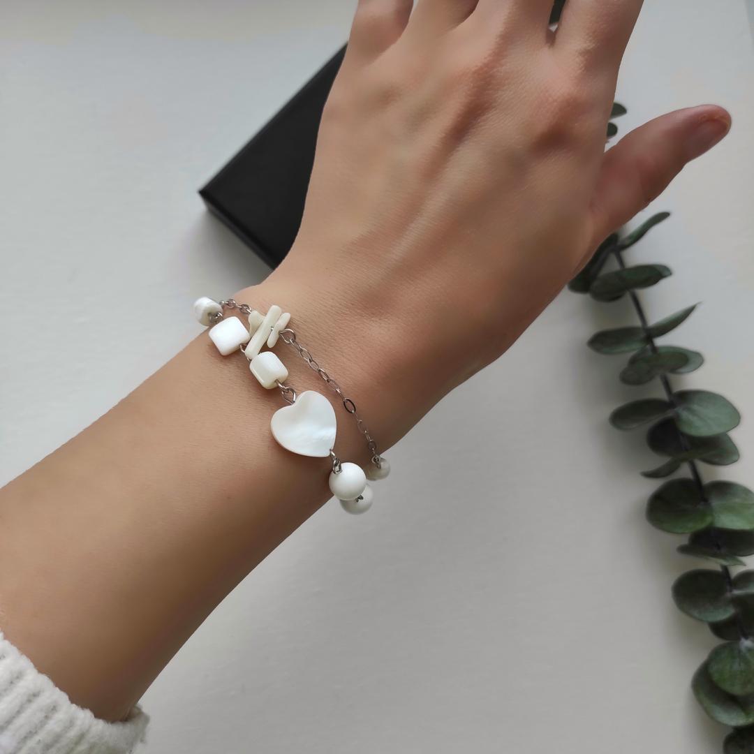 Браслет с перламутром и кораллом в белом металле