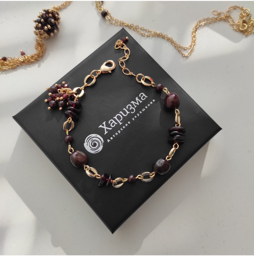 Браслет с гранатами и кисточкой уценка