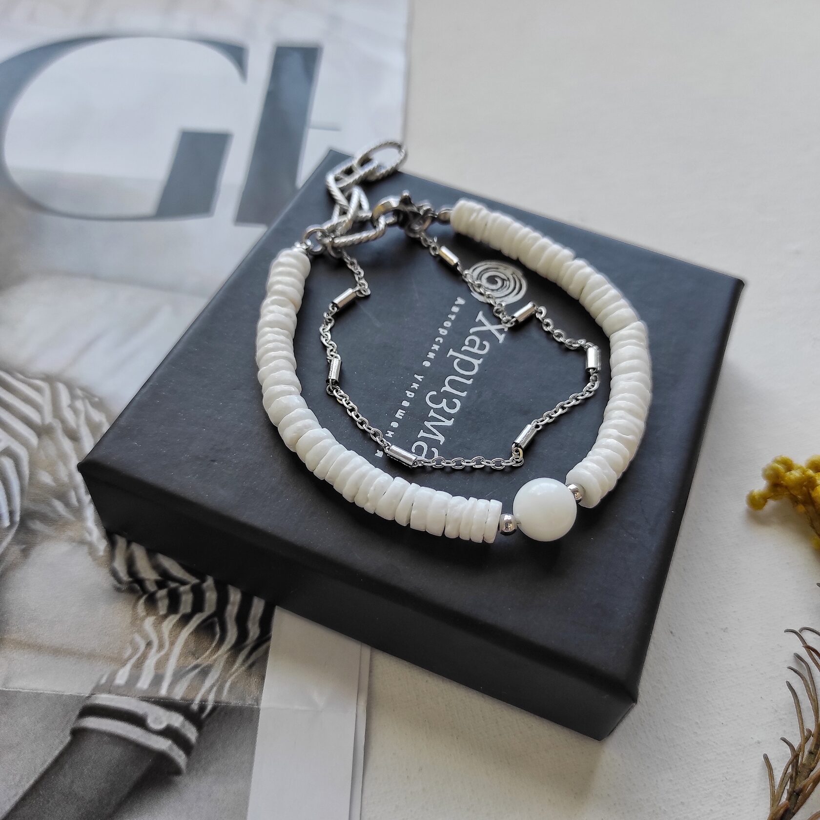 Браслет с белым кораллом и перламутром с цепочкой