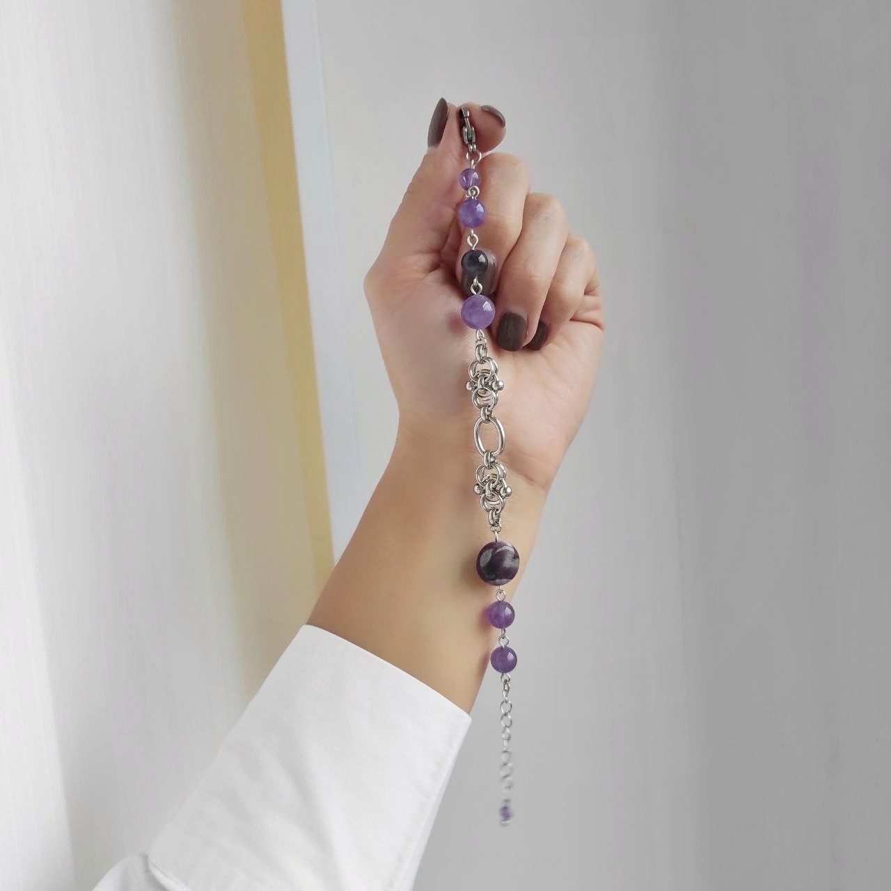 Браслет асимметричный из аметистов в фурнитуре из стали