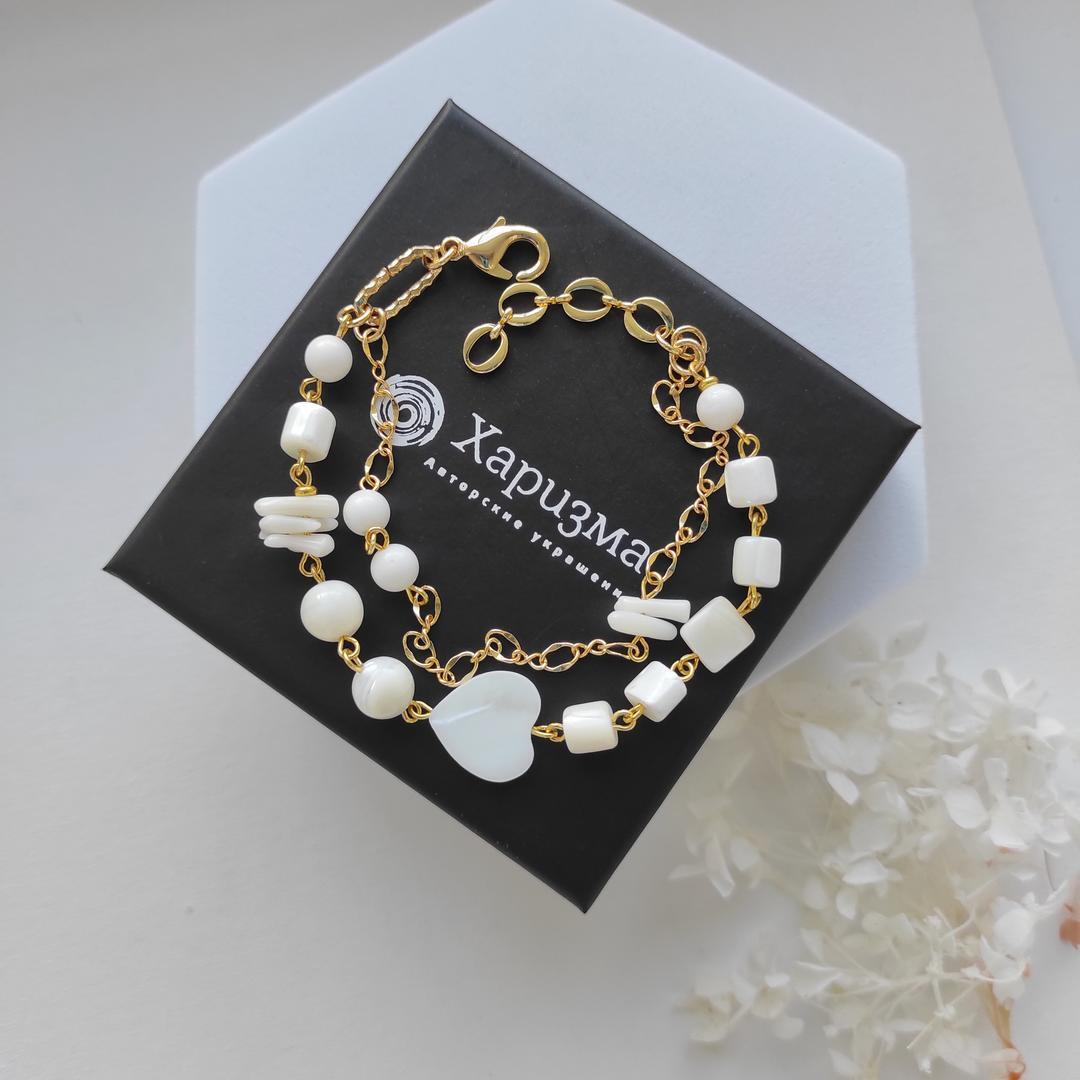 Браслет из перламутра и коралла в позолоченой фурнитуре