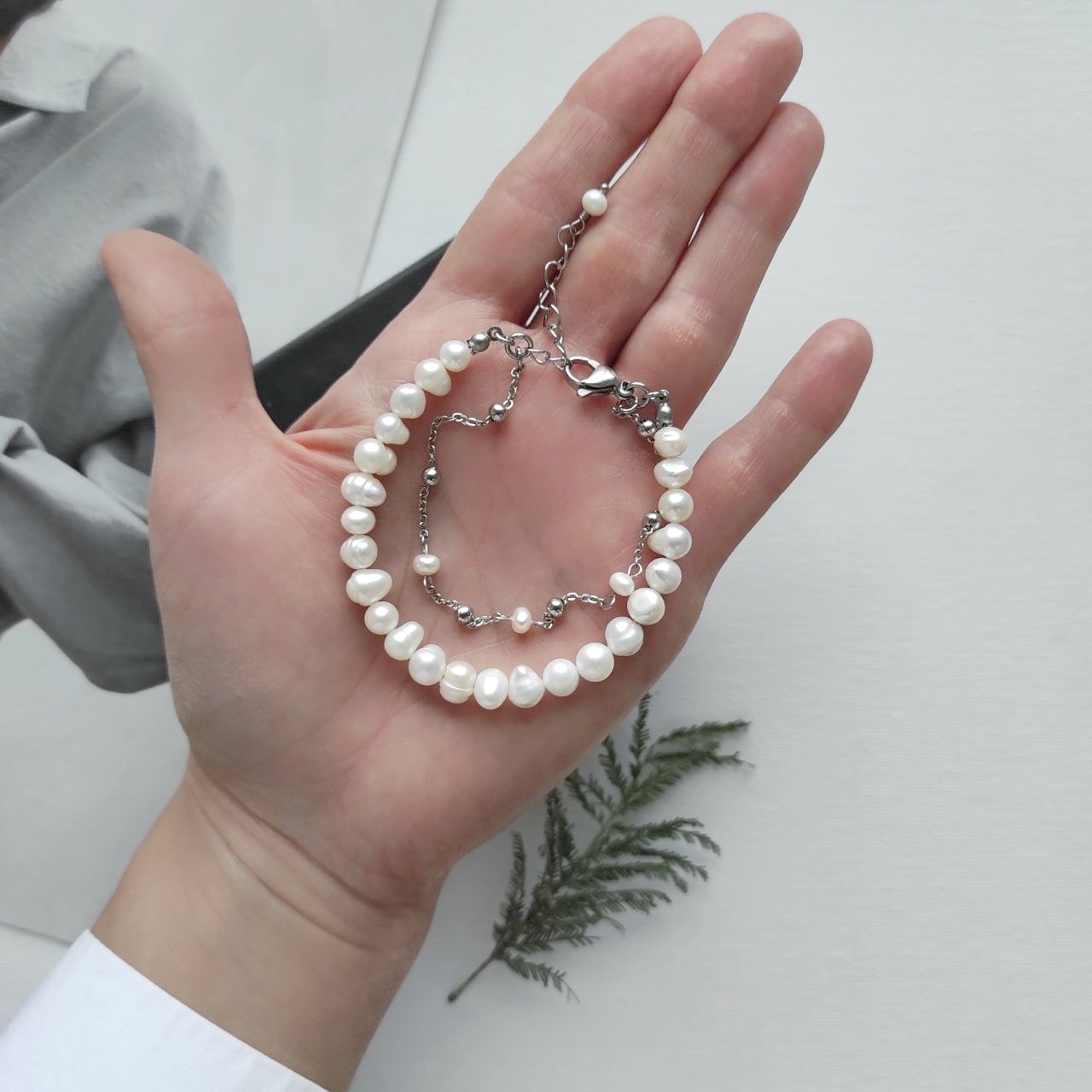 Браслет с жемчугом и цепочкой в фурнитуре из стали Уценка