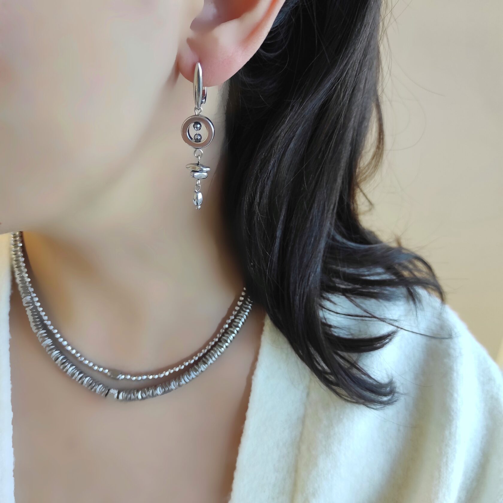 Серьги из гематита серебристого цвета, камни разной формы