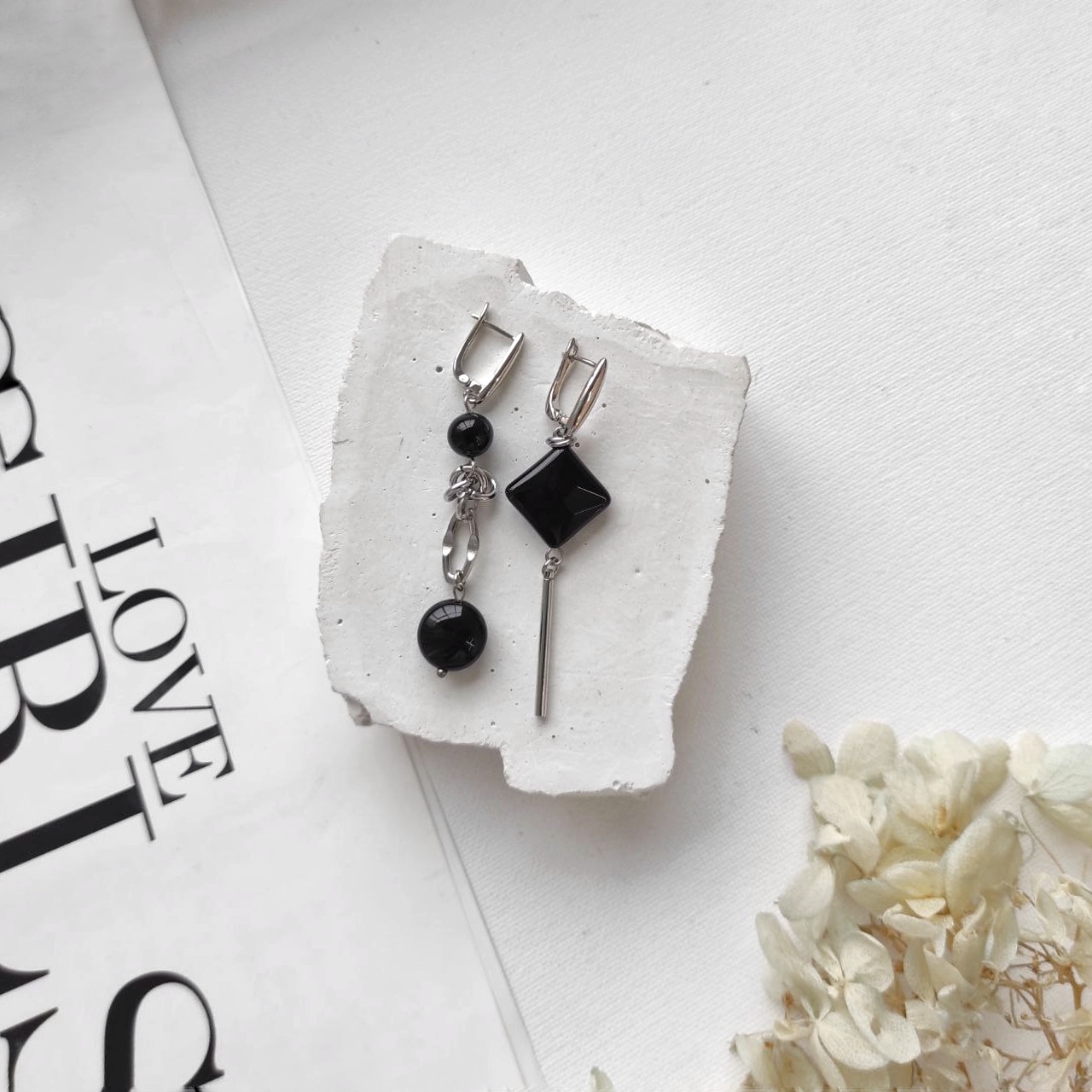 Серьги с чёрным агатом ромб в фурнитуре белый металл