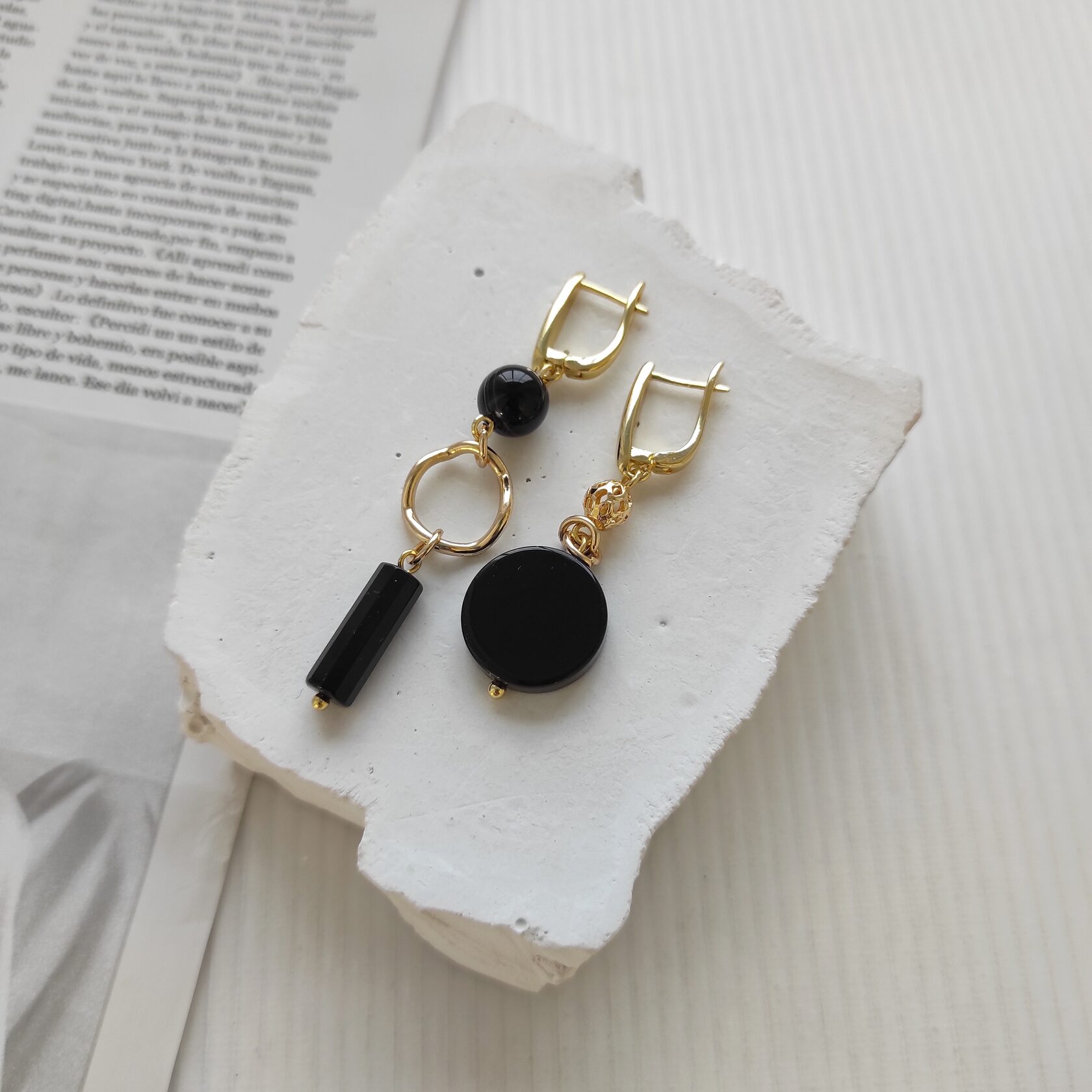 Серьги из черного агата и оникса в позолоченой фурнитуре