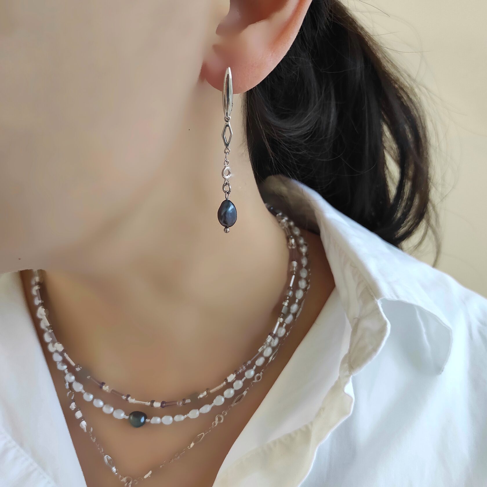 Серьги из серого и фиолетового барочного жемчуга