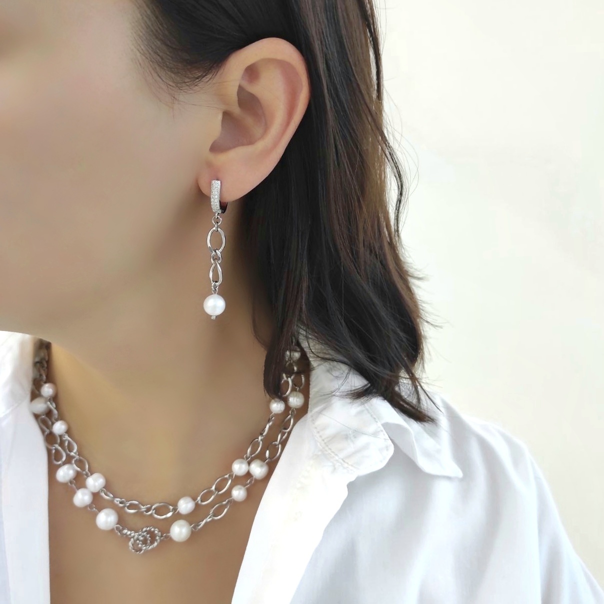 Серьги асимметричные из жемчуга в белом металле