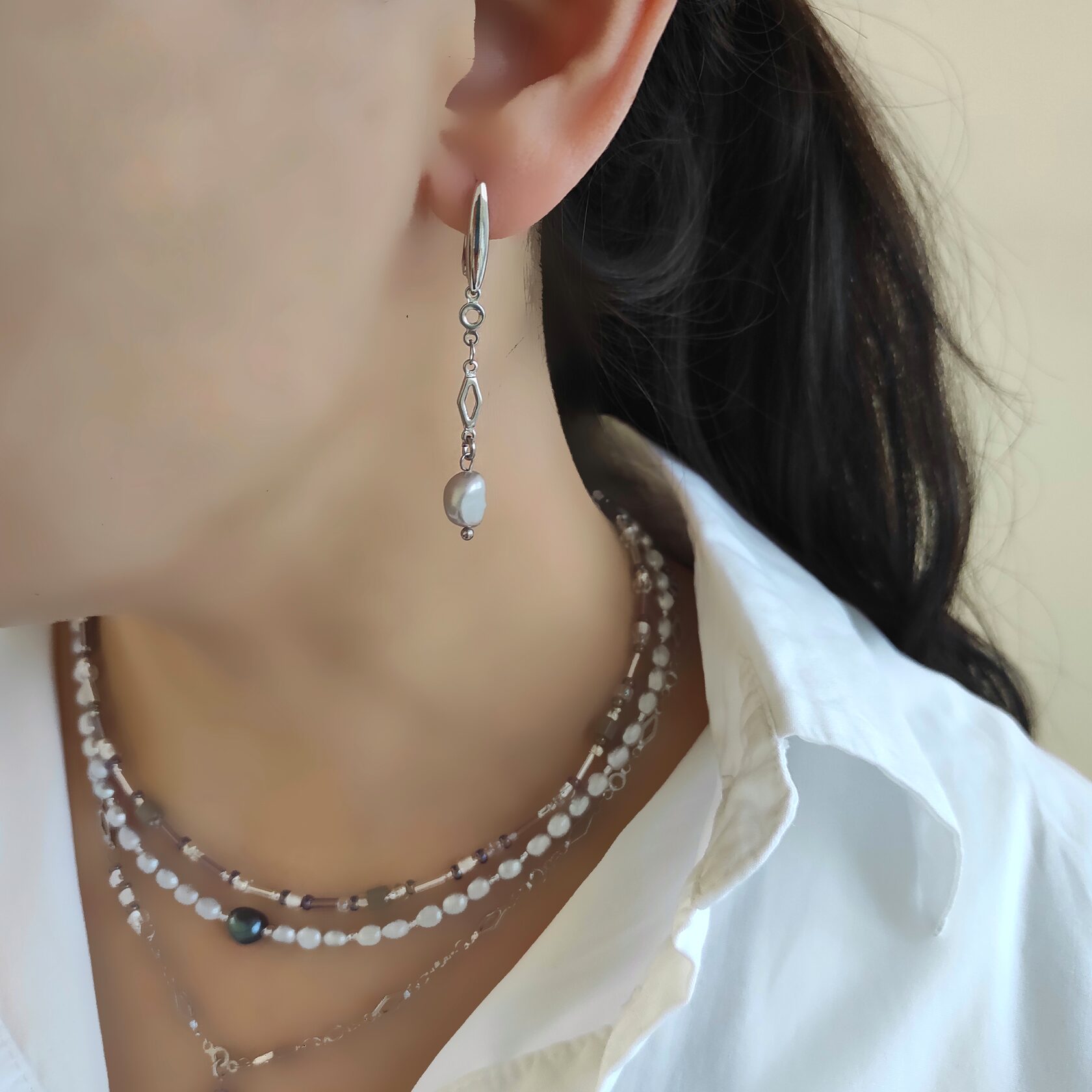 Серьги из серого и фиолетового барочного жемчуга