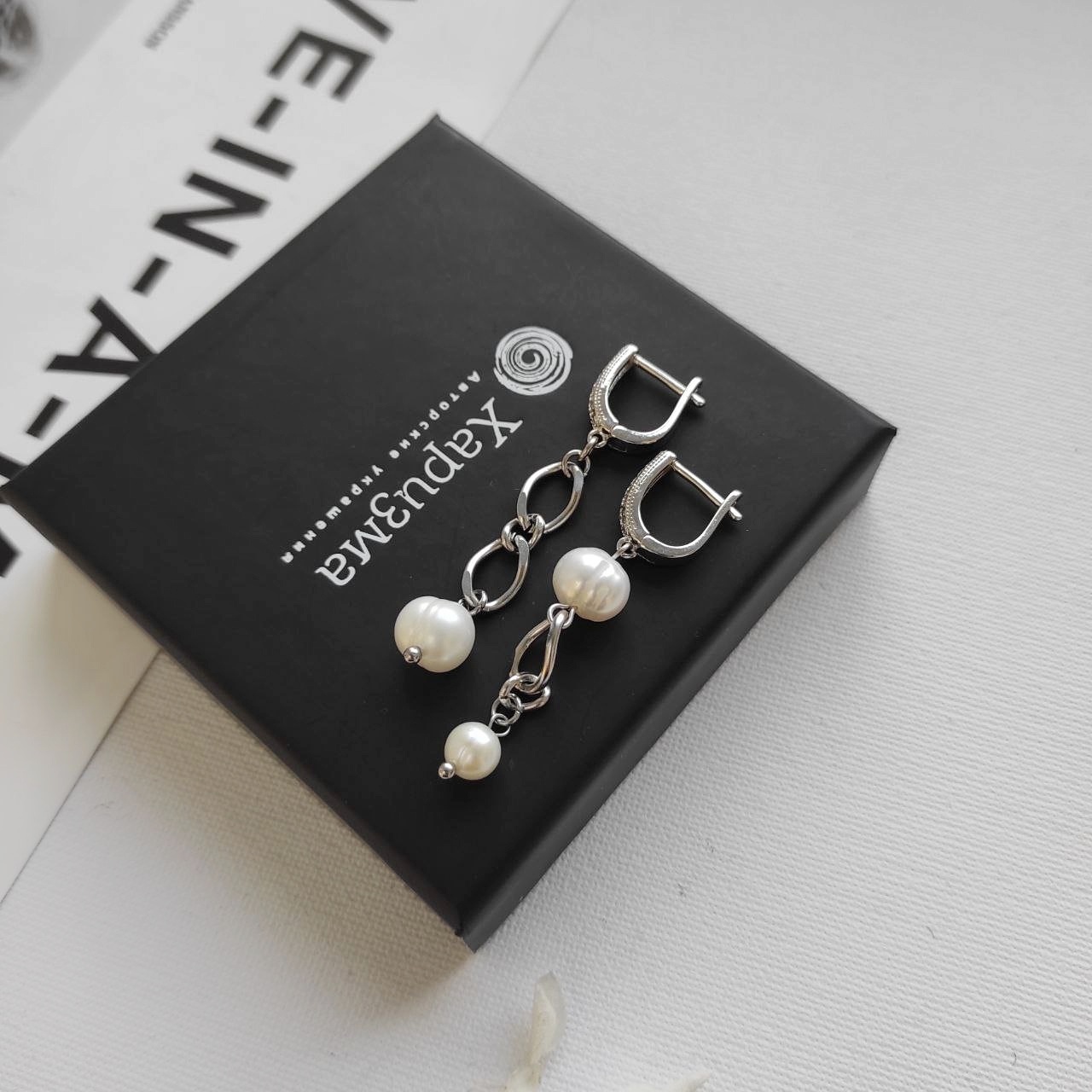 Серьги асимметричные из жемчуга в белом металле