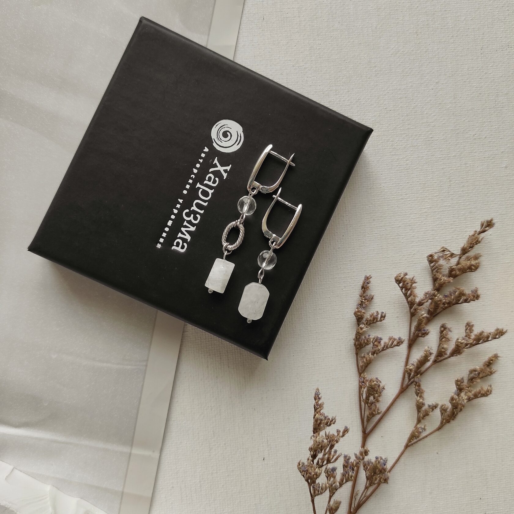 Серьги из натурального лунного камня и горного хрусталя