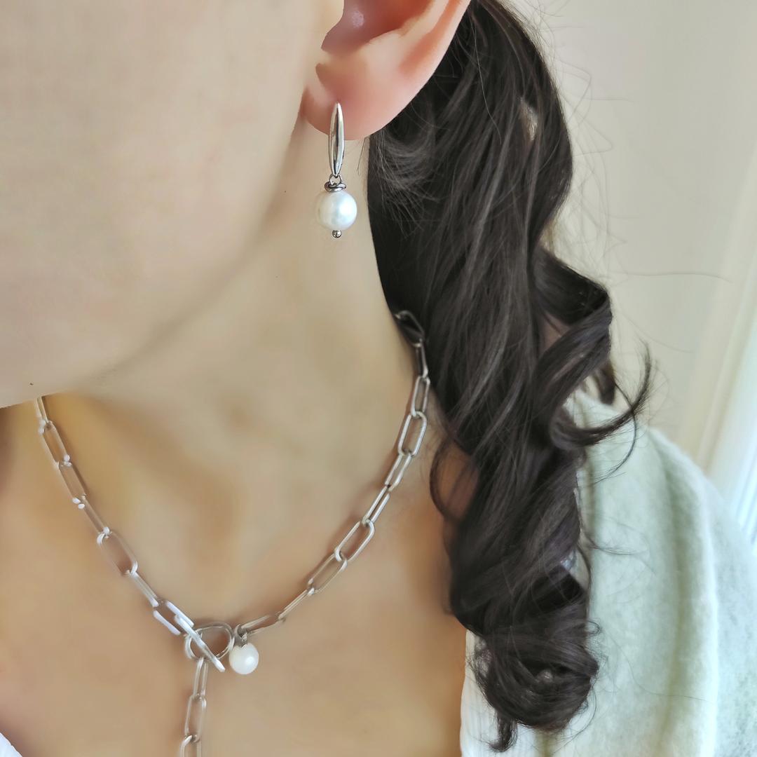 Серьги асимметричные с жемчугом в белом металле