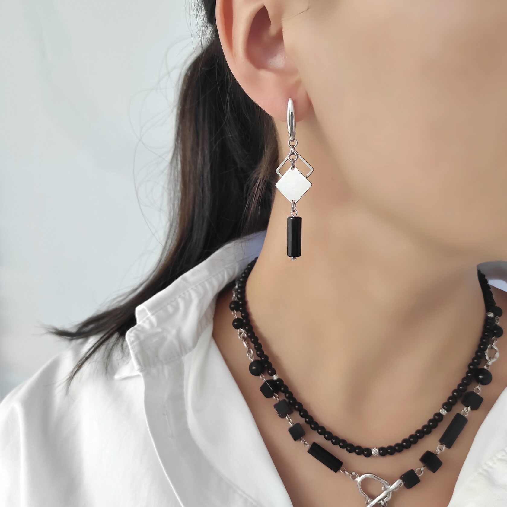 Серьги из черного агата и оникса в фурнитуре из стали