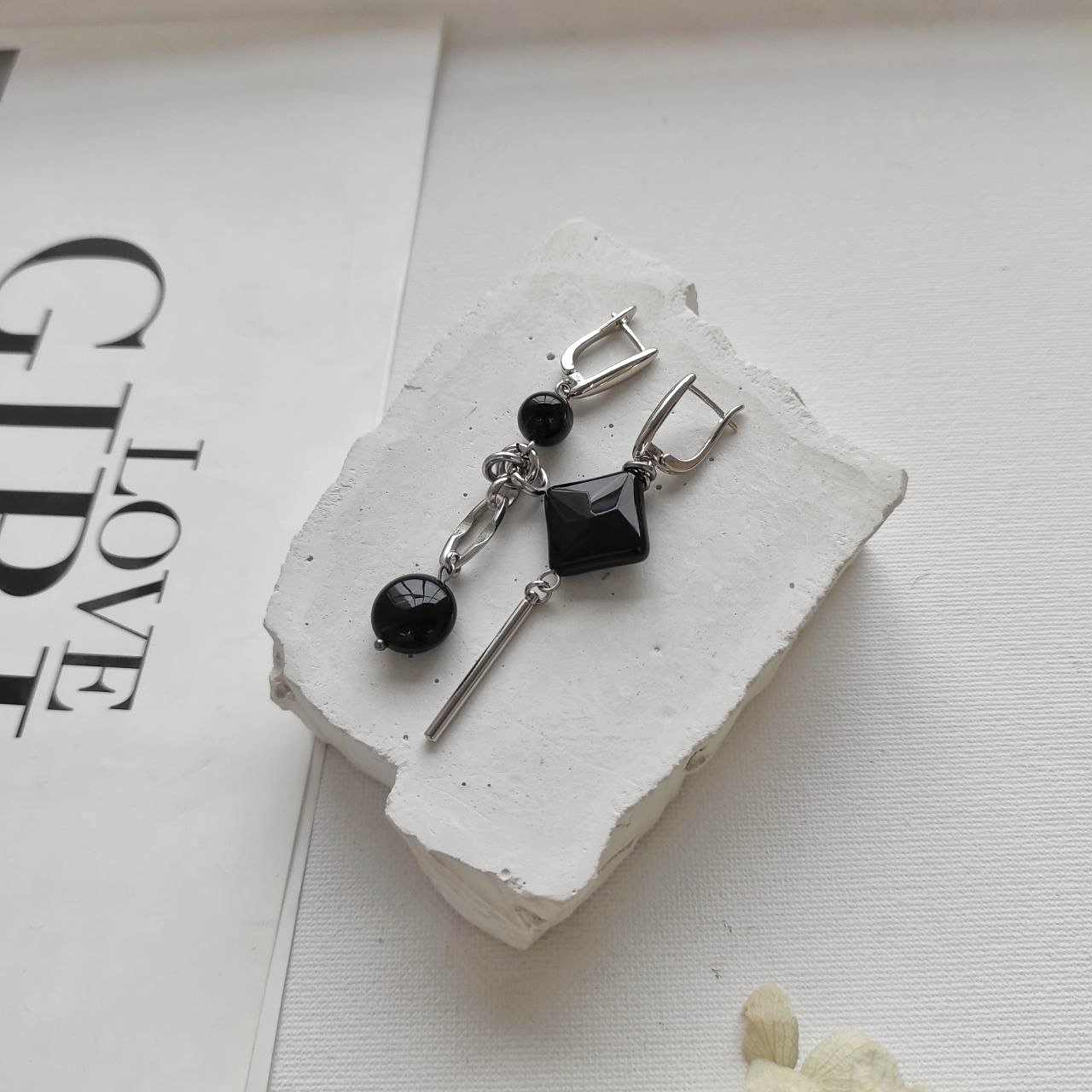 Серьги с чёрным агатом ромб в фурнитуре белый металл