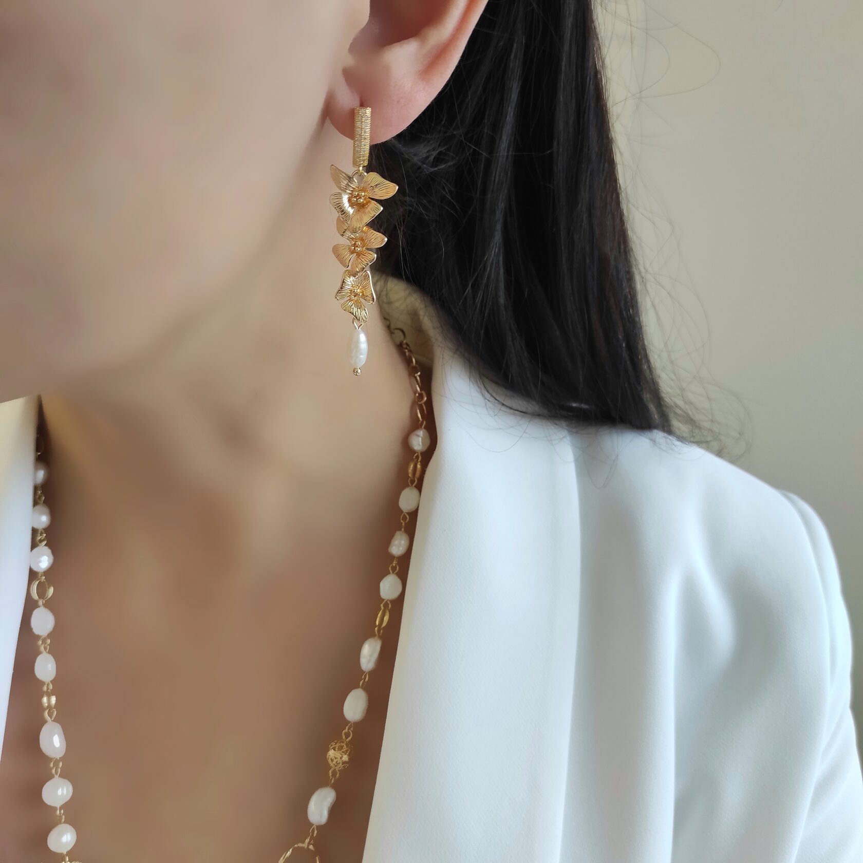 Серьги с жемчугом и орхидеями в позолоченой фурнитуре