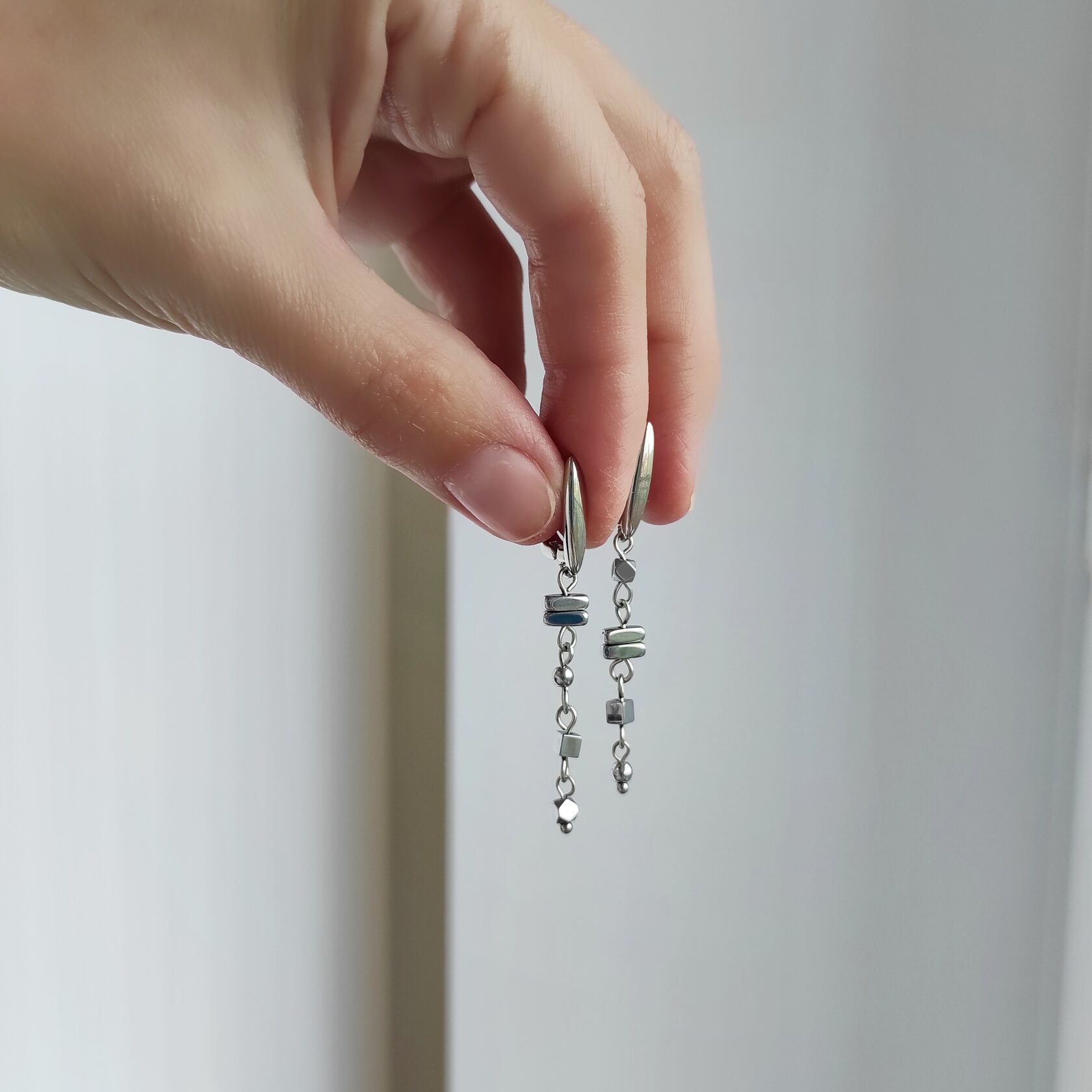 Серьги асимметрия из гематита серебристого цвета