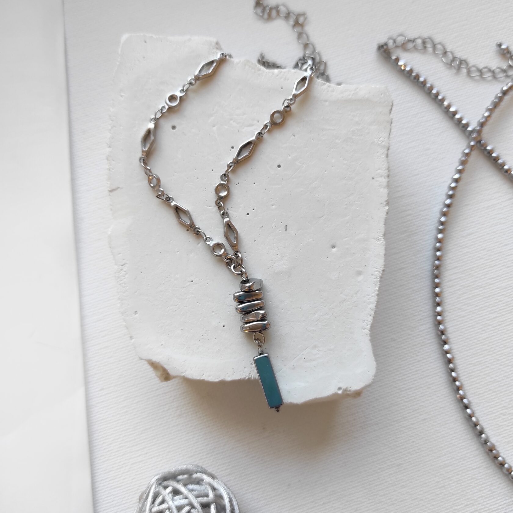 Серьги из гематита серебристого цвета, камни разной формы