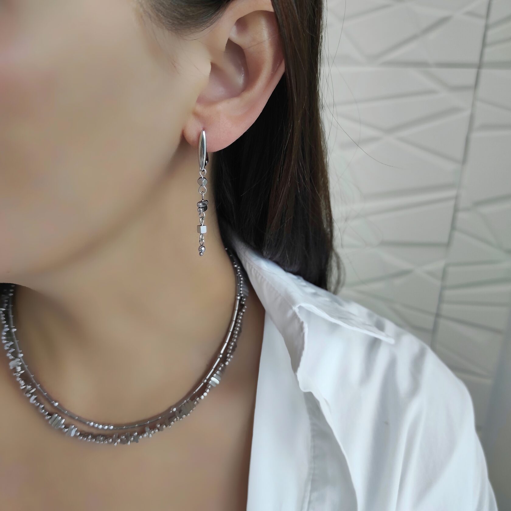 Серьги асимметрия из гематита серебристого цвета