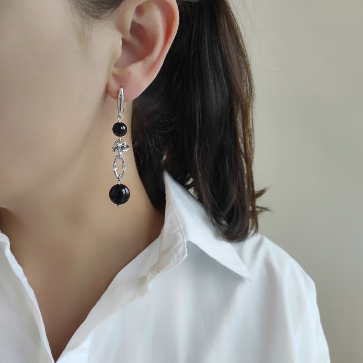 Серьги с чёрным агатом ромб в фурнитуре белый металл