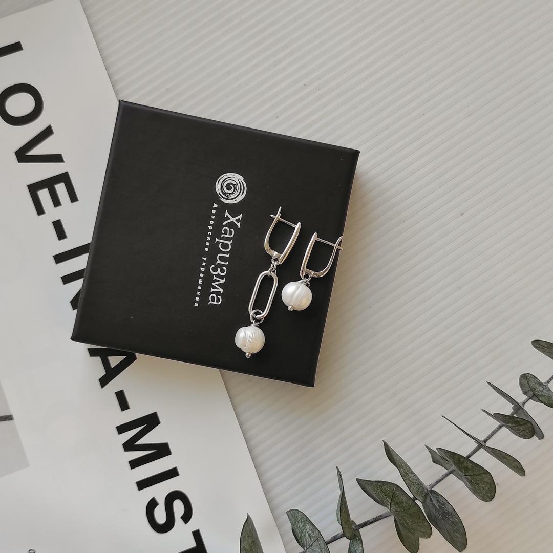 Серьги асимметричные с жемчугом в белом металле