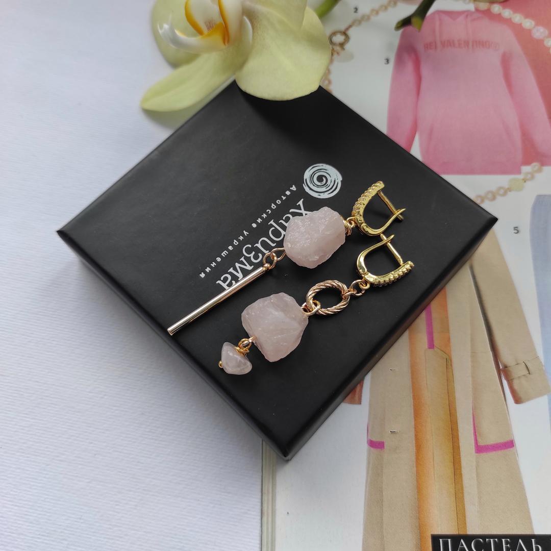 Серьги с необработанным розовым кварцем в позолоченной фурнитуре