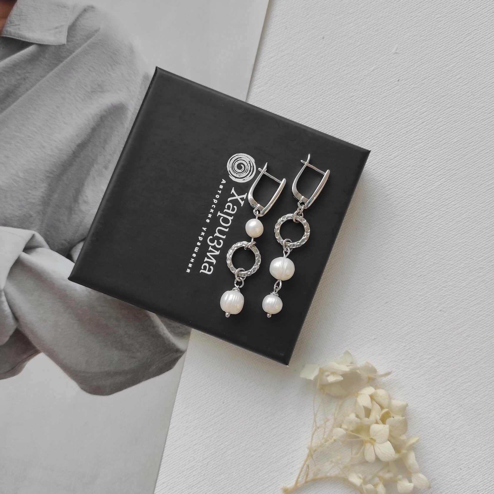 Серьги асимметрия с жемчугом в белом металле