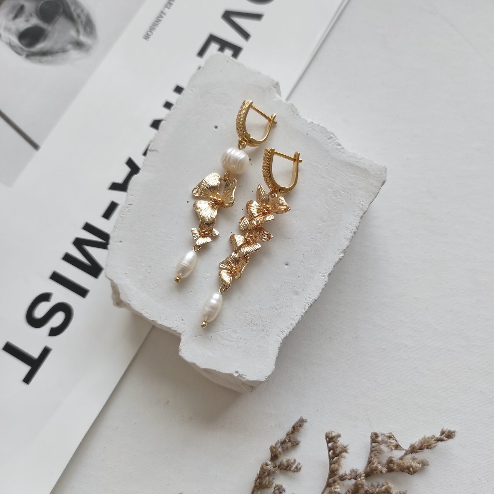 Серьги с жемчугом и орхидеями в позолоченой фурнитуре