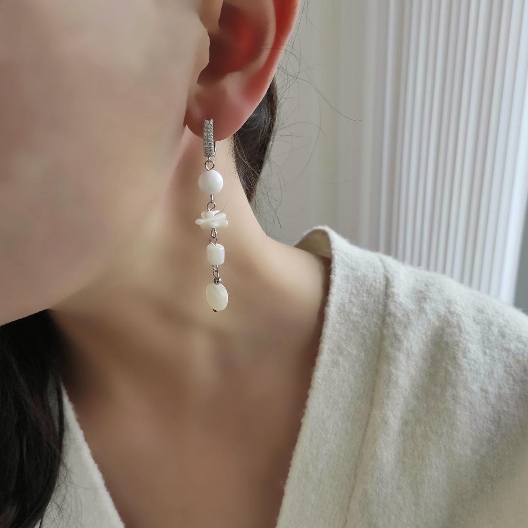 Серьги из перламутра и коралла в белом металле