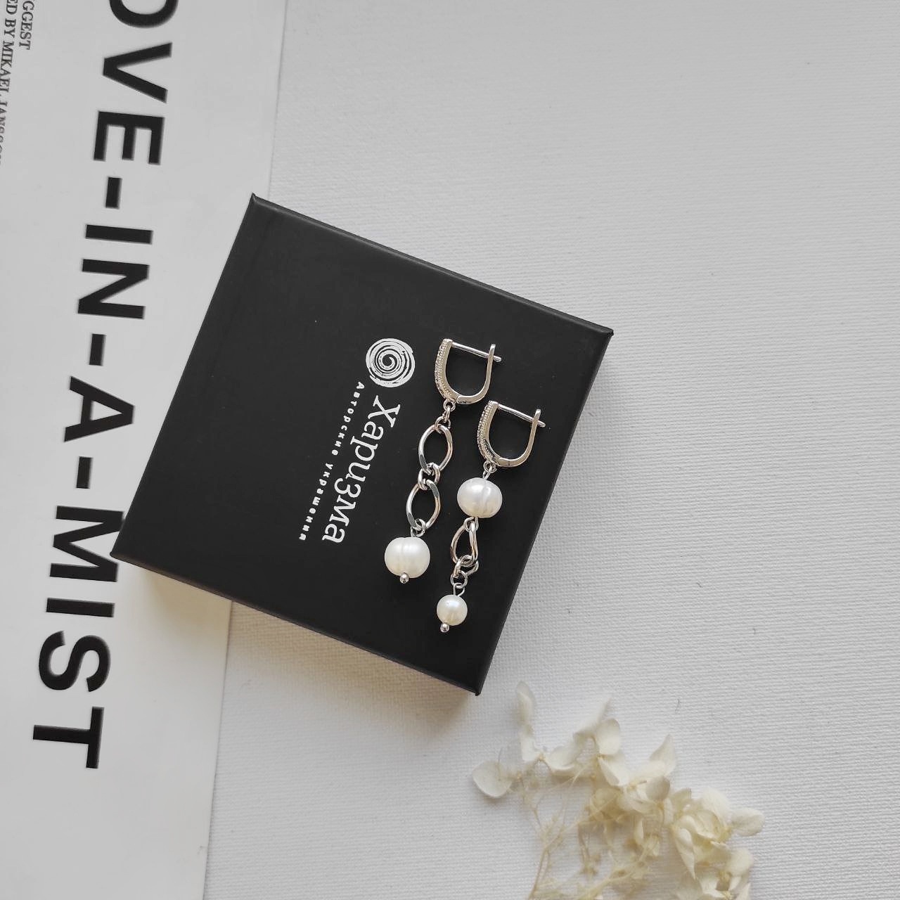 Серьги асимметричные из жемчуга в белом металле